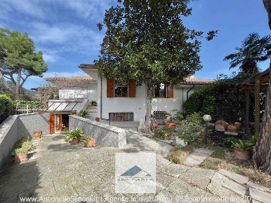 Foto Case semi ndipendenti a Ancona Candia di 210 m² con 10 locali