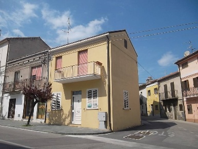 Foto Casa indipendente a Scerni Centro di 80 m² con 4 locali in vendita