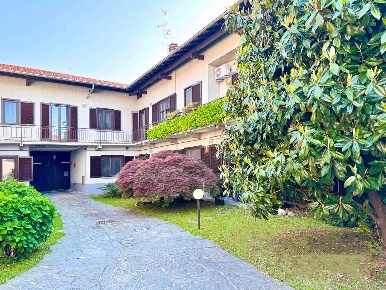 Foto Case semi ndipendenti a Samarate Centro di 225 m² con 6 locali
