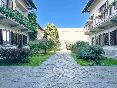 Foto Case semi ndipendenti a Samarate Centro di 225 m² con 6 locali