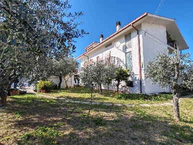 Foto Casa indipendente a Poggiofiorito di 314 m² con 18 locali in vendita