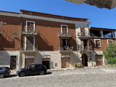 Foto Casa indipendente in via Civita Farnese, Arce di 450 m² con 15 locali