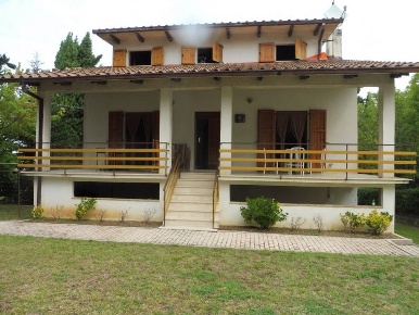 Foto Casa indipendente a Apiro di 400 m² con 7 locali in vendita