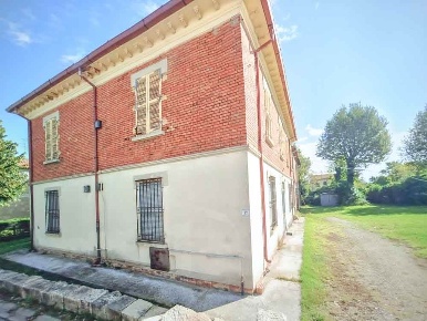 Foto Casa indipendente a Lugo di 378 m² con 12 locali in vendita