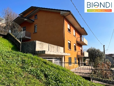 Foto Casa indipendente in Via Caprini, Alzano Lombardo Centro di 130 m²