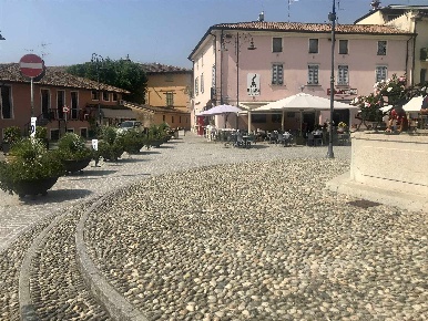 Foto Casa indipendente a Moniga del Garda di 320 m² con 6 locali in vendita