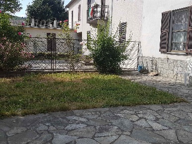 Foto Casa indipendente a Bistagno di 575 m² con 10 locali in vendita
