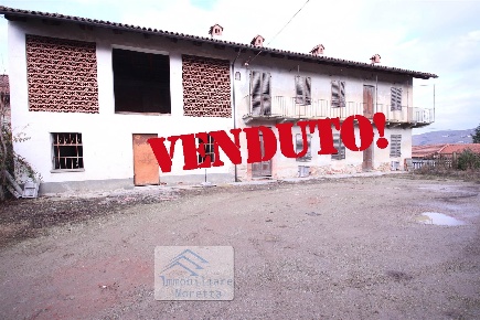 Foto Casa indipendente a Diano d'Alba di 360 m² con 7 locali in vendita