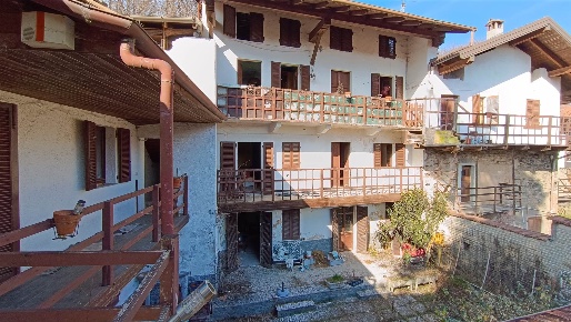 Foto Casa indipendente a Invorio di 236 m² con 11 locali in vendita