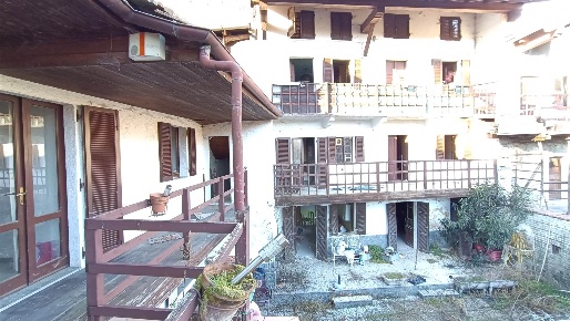 Foto Casa indipendente a Invorio di 236 m² con 11 locali in vendita