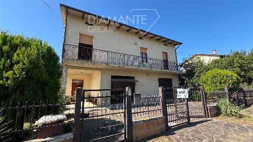 Foto Casa indipendente a Castiglione del Lago Contrada Prati di 380 m²