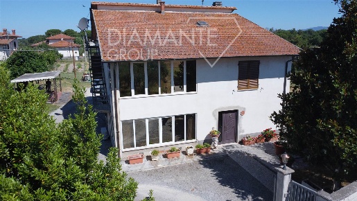 Foto Casa indipendente a Castiglione del Lago I Bertoni di 335 m²