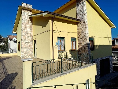 Foto Casa indipendente a Porto San Giorgio di 122 m² con 7 locali