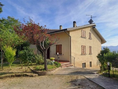 Foto Casa indipendente a Rosora Centro di 130 m² con 6 locali in vendita