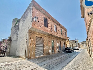 Foto Casa indipendente a Sinnai Centro di 250 m² con 5 locali in vendita