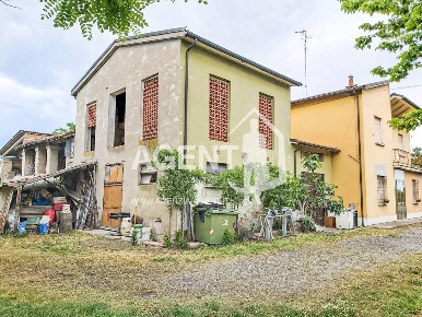 Foto Casa indipendente a Conselice di 400 m² con 10 locali in vendita