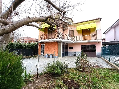 Foto Case semi ndipendenti in strada andezeno 12, Chieri Semicentro