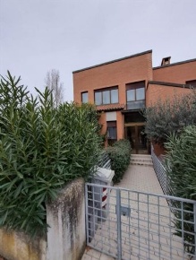 Foto Casa indipendente a Serra de' Conti Centro di 260 m² con 8 locali