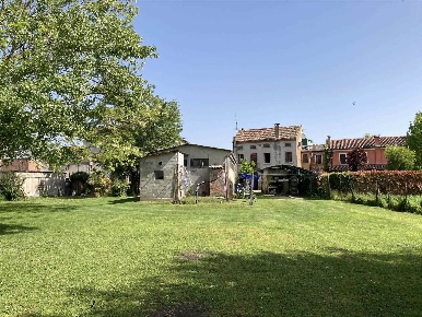 Foto Case semi ndipendenti a Pressana Centro di 396 m² con 13 locali