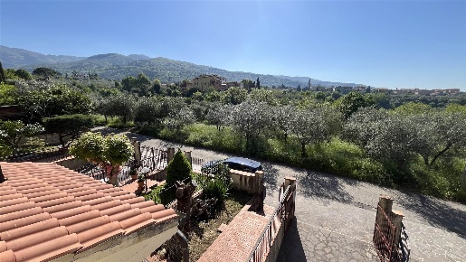 Foto Casa indipendente a Reggello di 166 m² con 6 locali in vendita
