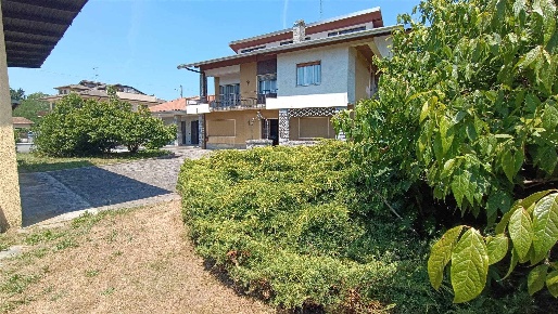 Foto Casa indipendente in Via Borgomanero, Cressa di 248 m² con 5 locali