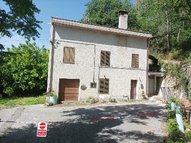 Foto Casa indipendente a Rosora di 140 m² con 7 locali in vendita