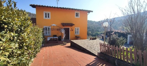 casa indipendente in vendita a Lucca in zona Mammoli