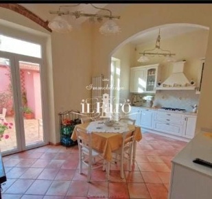 Foto Casa indipendente a Viareggio Centro di 130 m² con 9 locali in vendita