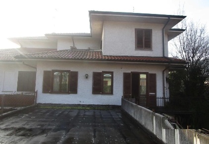 Foto Villa bifamiliare a Burago di Molgora di 359 m² con 6 locali