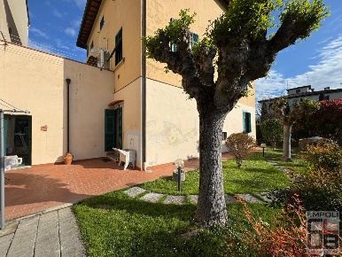 Foto Case semi ndipendenti a Castelfiorentino Centro di 280 m² con 9 locali