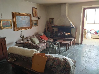 Foto Casa indipendente a Lamporecchio Centro di 300 m² con 10 locali