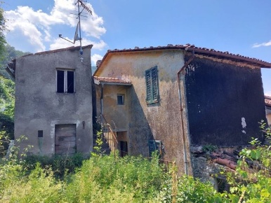 Foto Case semi ndipendenti a Gallicano Bolognana di 130 m² con 7 locali