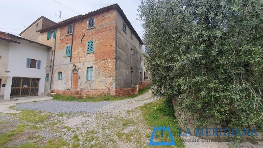 Foto Casa indipendente a Lamporecchio Centro di 260 m² con 14 locali