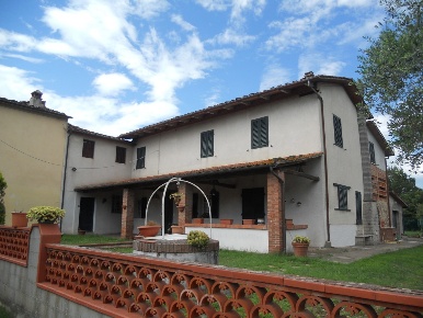 Foto Case semi ndipendenti a Altopascio di 330 m² con 7 locali in vendita