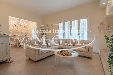 Foto Case semi ndipendenti a Ponsacco Centro di 354 m² con 12 locali