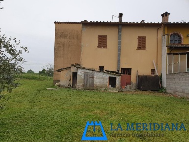 Foto Casa indipendente a Fucecchio di 250 m² con 10 locali in vendita