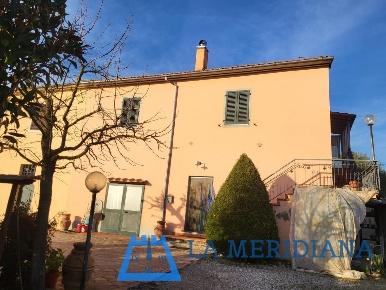 Foto Casa indipendente a Vinci Centro di 235 m² con 9 locali in vendita