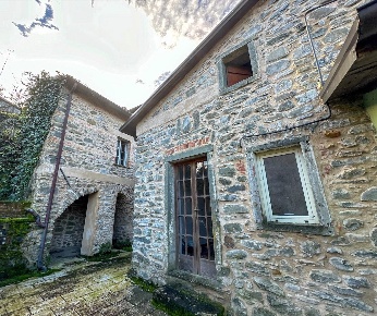 Foto Case semi ndipendenti a Pontremoli Centro di 190 m² con 8 locali