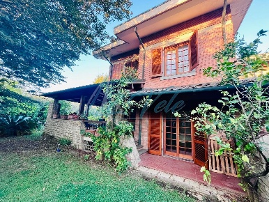 Foto Case semi ndipendenti a Montignoso Marina Verde, Renella di 370 m²