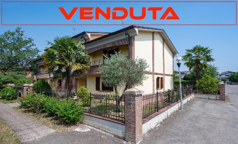 Foto Case semi ndipendenti a Campegine Centro di 300 m² con 5 locali