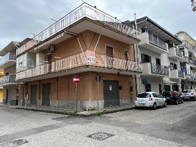 Foto Case semi ndipendenti a Battipaglia Centro di 250 m² con 6 locali