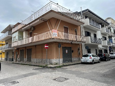 Foto Case semi ndipendenti a Battipaglia Centro di 250 m² con 6 locali