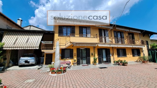 Foto Case semi ndipendenti a Sumirago Centro di 232 m² con 7 locali