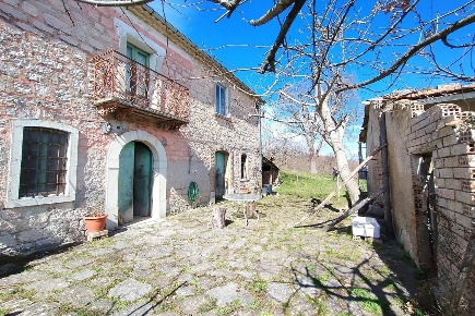 Foto Casa indipendente in Colle, Vinchiaturo di 240 m² con 8 locali