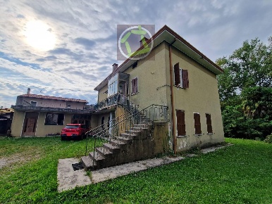 Foto Casa indipendente a Cordenons Centro di 240 m² con 13 locali