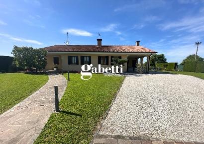 Foto Casa indipendente a Arre di 202 m² con 6 locali in vendita