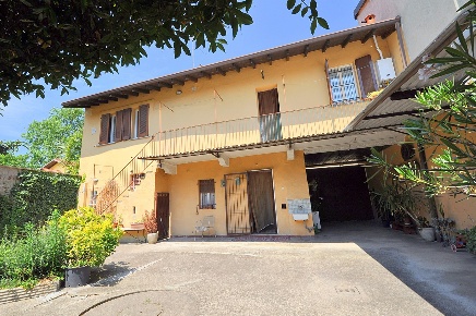 Foto Casa indipendente in Grandi, Inveruno Centro di 136 m² con 3 locali