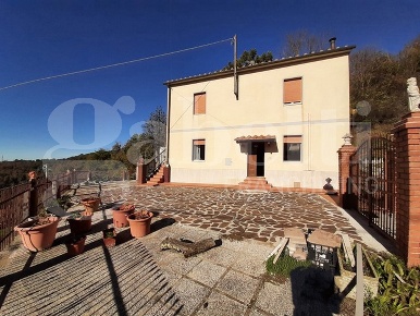 Foto Casa indipendente in Via Puglie 5, Massa Marittima di 208 m²