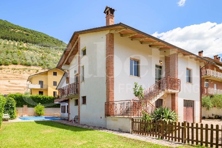 Foto Casa indipendente in Via di Raggio 8, Gubbio in vendita