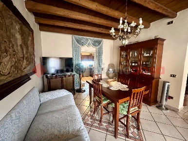 Foto Casa indipendente in Via ARZERE SNC, Solesino Centro di 380 m²